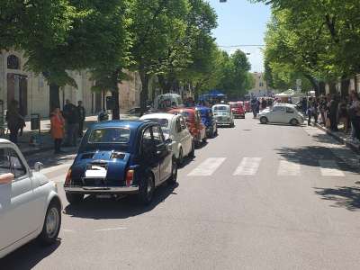Ma � arrivato ora il momento della sfilata. Le auto partono per un giro tra le vie di Ruvo...